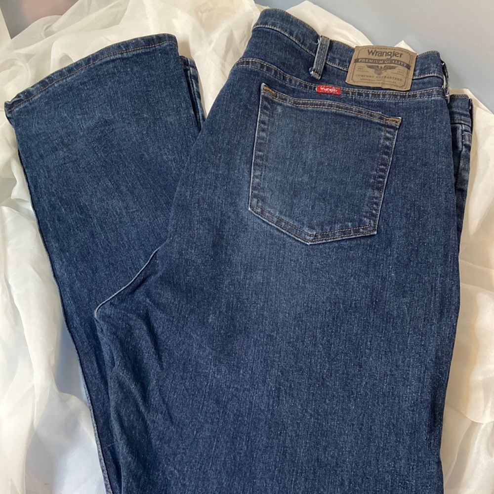 EUC Wrangler relaxed fit jeans 42x32